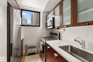 212 E 47th St, New York City, NY 10017 - Photo 4