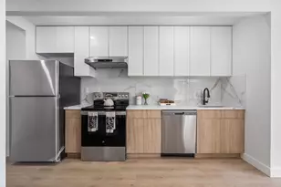 26-15 4th St, New York City, NY 11102 - Photo 2