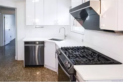 81-32 252nd Street, New York City, NY 11426 - Photo 2