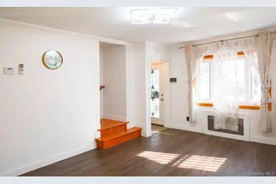 81-32 252nd Street, New York City, NY 11426 - Photo 10