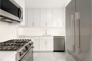 300 E 40th St, New York City, NY 10016 - Photo 10