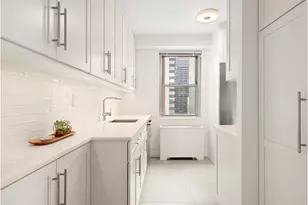 300 E 40th St, New York City, NY 10016 - Photo 12