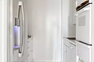 200 E 69th St, New York City, NY 10021 - Photo 2