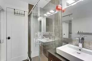 212 E 48th St, New York City, NY 10017 - Photo 4