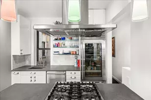 234 W 21st St, New York City, NY 10011 - Photo 8