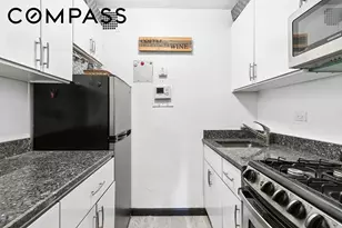 321 E 45th St, New York City, NY 10017 - Photo 4