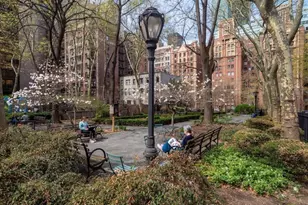 321 E 43rd St, New York City, NY 10017 - Photo 10