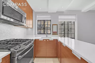 333 E 43rd Street #705, New York, NY 10017 - Photo 2