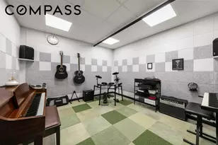 333 E 43rd St, New York City, NY 10017 - Photo 20