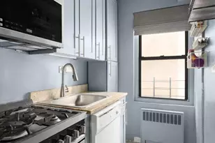 210 E 47th St, New York City, NY 10017 - Photo 4