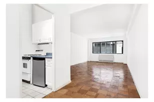 310 W 56th St, New York City, NY 10019 - Photo 4