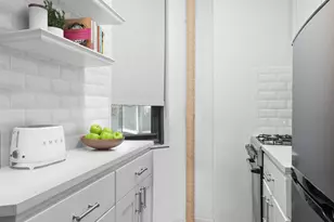 431 W 54th St, New York City, NY 10019 - Photo 4