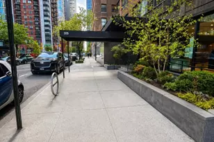 305 E 40th St, New York City, NY 10016 - Photo 8