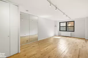 305 E 40th St, New York City, NY 10017 - Photo 4