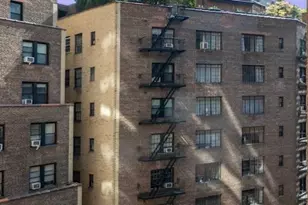 305 E 40th St, New York City, NY 10017 - Photo 12