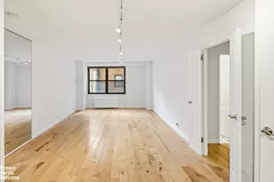 305 E 40th St, New York City, NY 10017 - Photo 2