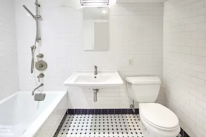 21-13 45th Avenue, New York City, NY 11101 - Photo 18