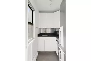 310 W 56th St, New York City, NY 10019 - Photo 4