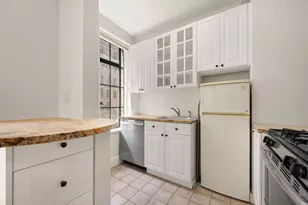 350 W 57th St, New York City, NY 10019 - Photo 8