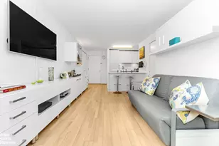 322 W 57th St, New York City, NY 10019 - Photo 2