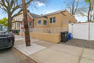 21-52 48th St, New York City, NY 11105 - Photo 4