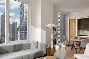 135 E 47th St, New York City, NY 10017 - Photo 2