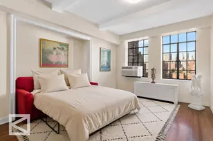 320 E 42nd St, New York City, NY 10017 - Photo 2