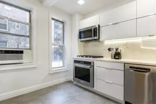 321 E 43rd St, New York City, NY 10017 - Photo 10