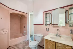 502 E 17th St, New York City, NY 11226 - Photo 14