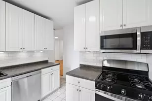 300 E 40th St, New York City, NY 10016 - Photo 10