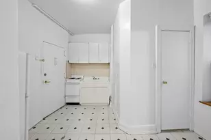 320 E 49th St, New York City, NY 10022 - Photo 2