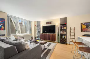 322 W 57th St, New York City, NY 10019 - Photo 2