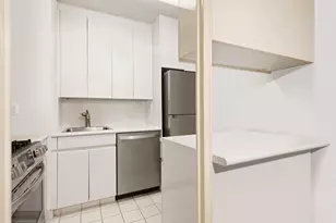 300 E 40th St, New York City, NY 10016 - Photo 2