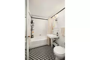 333 W 56th St, New York City, NY 10019 - Photo 4