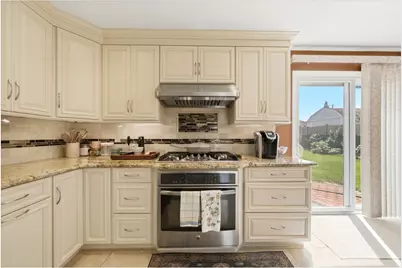 2410 Lodovick Avenue, New York City, NY 10469 - Photo 12