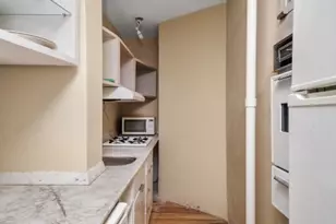 305 W 52nd St, New York City, NY 10019 - Photo 6