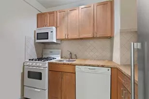 333 E 46th St, New York City, NY 10017 - Photo 2
