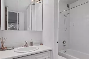 300 E 40th St, New York City, NY 10016 - Photo 18