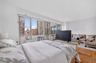 300 E 40th St, New York City, NY 10016 - Photo 2