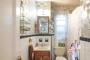 58-04 206th St, New York City, NY 11364 - Photo 22