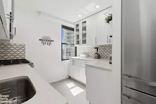 305 E 40th St, New York City, NY 10017 - Photo 4