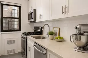 305 E 72nd St, New York City, NY 10021 - Photo 4