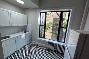 318 W 106th St, New York City, NY 10025 - Photo 2
