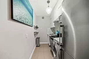 132 W 71st St, New York City, NY 10023 - Photo 4