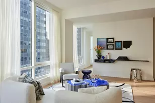 135 E 47th St, New York City, NY 10017 - Photo 2