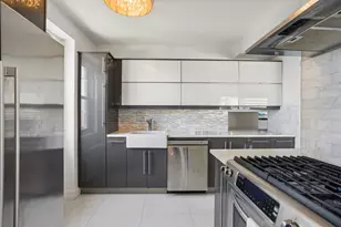 300 E 40th St, New York City, NY 10016 - Photo 8