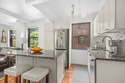 235 E 49th Street #8C, New York, NY 10017 - Photo 10