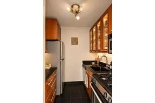 200 E 24th St, New York City, NY 10010 - Photo 8