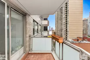 300 E 40th St, New York City, NY 10016 - Photo 2