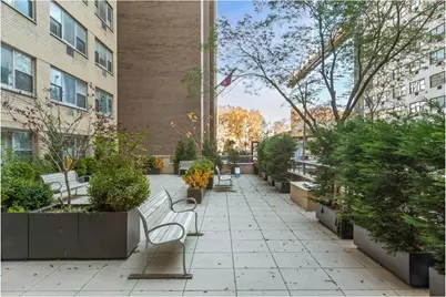 333 E 46th Street #5E, New York, NY 10017 - Photo 6